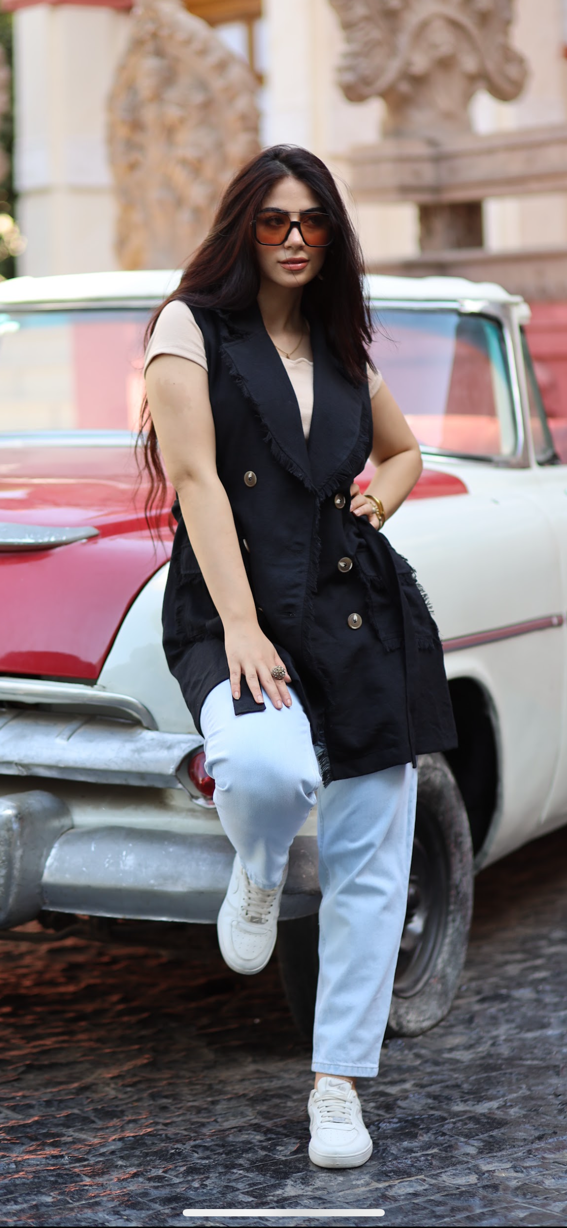 جاكيت أسود بدون أكمام