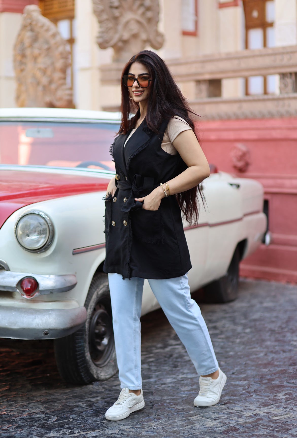 جاكيت أسود بدون أكمام